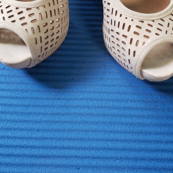 Cream color high heel shoes - Picture 2 of 4